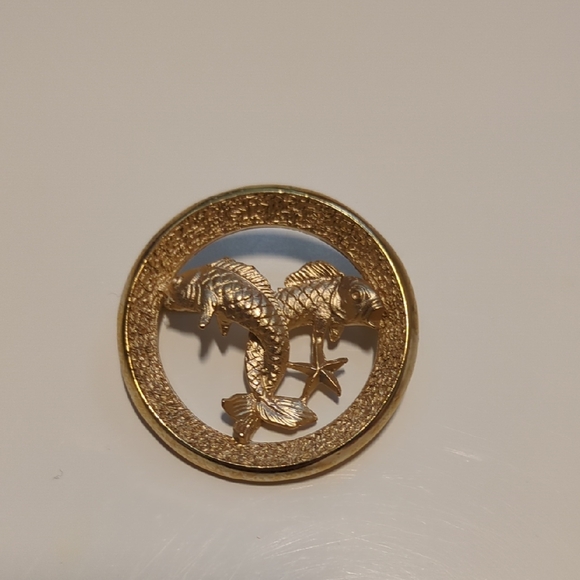 Vintage Crown Trifari Pisces Zodiac Fish Brooch Pin Gold Tone